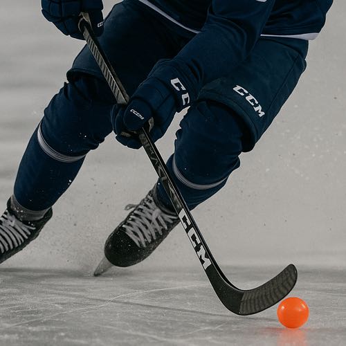 Bandyspelare med boll